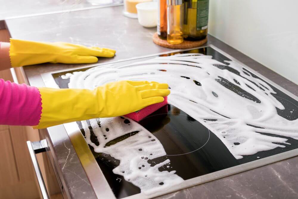 Cleaning electric stove top with dishsoap and water